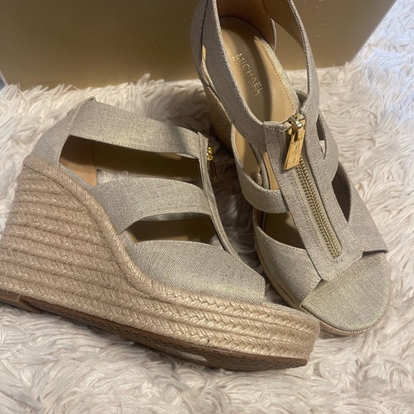 Michael Kors Metallic Linen
Damita Wedge - Picture 8 of 11